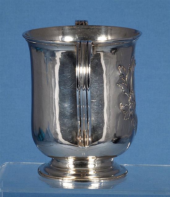 A George III silver loving cup, Height: 4 ½/115mm Width to handles 6 ½/165mm, 9.5oz/269grms.